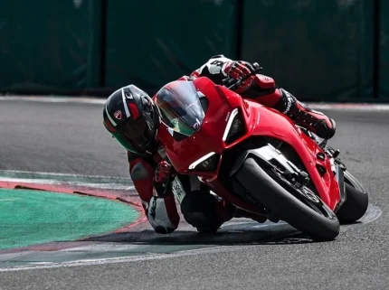 Ducati Panigale V2: Ducati's Superbike Sensation |Best Gaddi