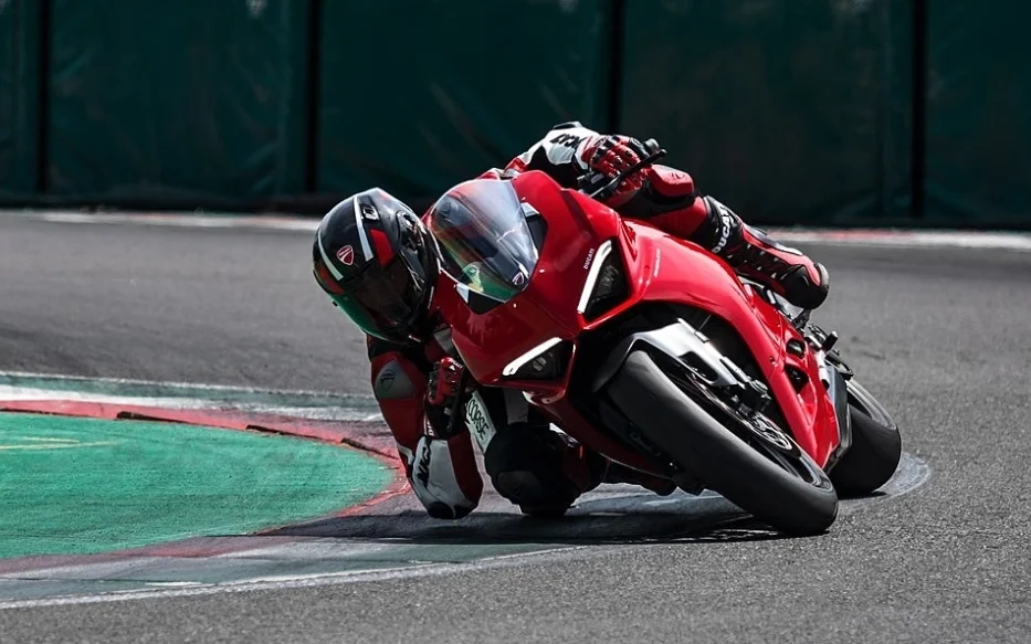 Ducati Panigale V2: Ducati's Superbike Sensation |Best Gaddi